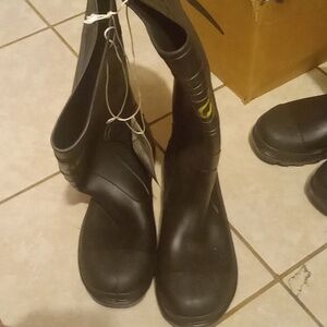 Size 9 black pvc rain boots
